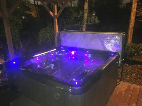 Luxurious Private Studio Get-away w/ Hot Tub & Koi Pond in Acworth, USA