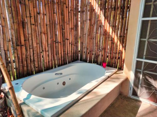CASA LILI LUXURY VALLADOLID "Fast Wifi, Hot Water, Kitchen & TV" in 埃米利亞諾薩帕塔
