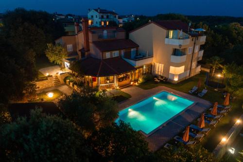 Guesthouse ''Barboska'' - big outdoor swimming pool & private tennis court