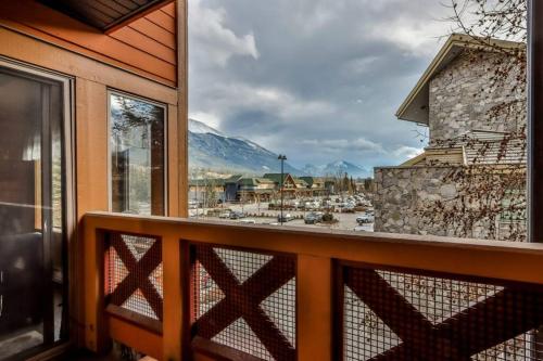 Pinnacle Mountain View Condo 3 Bed 2 Bath Downtown Canmore