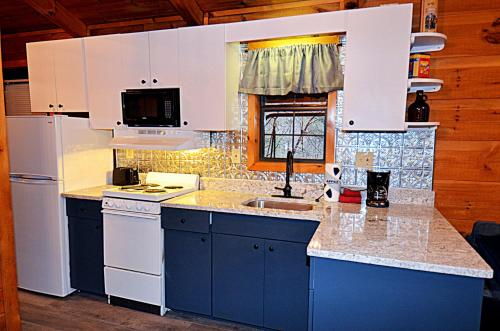 Songbird 1 Bedroom Honeymoon Cabin - image 8