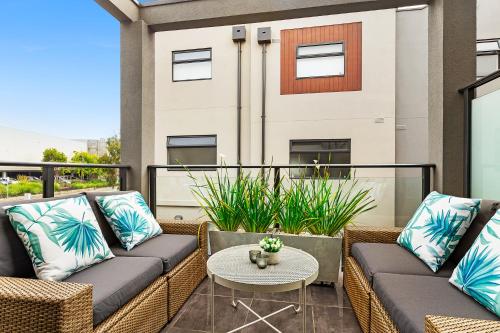 Olu, 2BR, 2BA townhouse. Close to everything
