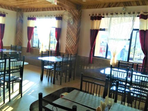 Restaurant, Sulawado Resort in Motinagar