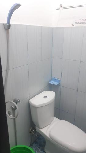 a bathroom with a toilet and a shower stall, Losmen Ibu Hj. Tarjo in Palembang