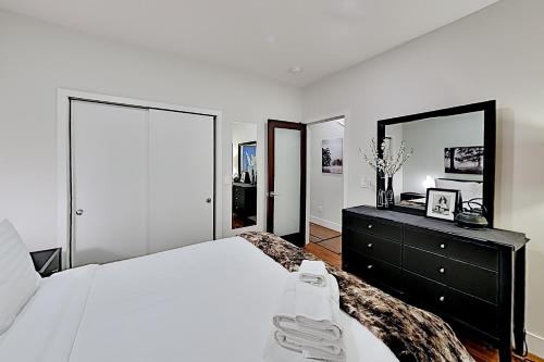 Serene Eastlake Home - Patio & Gourmet Kitchen townhouse - image 6