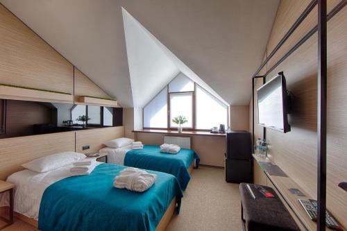 2 twin beds