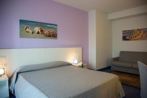 1 queen bed, 1 sofa bed
