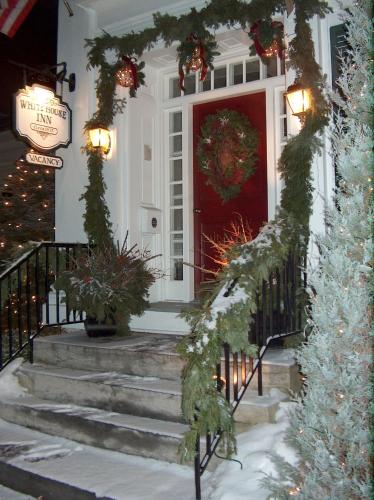 The White House Inn - 출입구