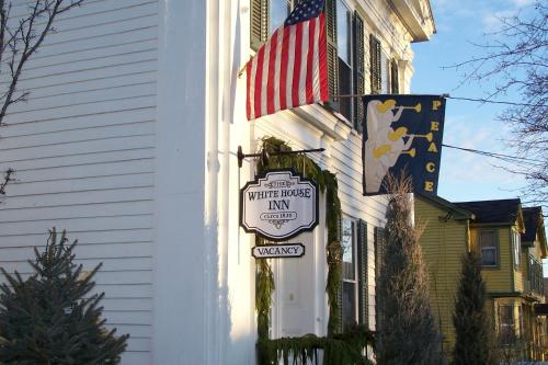 The White House Inn - 출입구