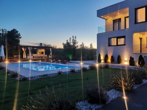 Luxury Villa Reina