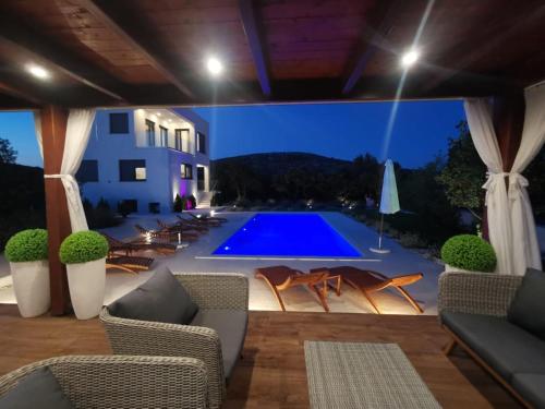 Luxury Villa Reina