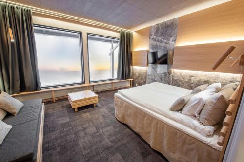 1 queen bed, 2 sofa beds