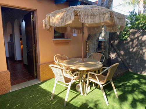 Estudio para pareja con jardincito privado barbacoa con piscina compartida