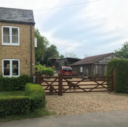 Charming 1-bed Apartment, Titchmarsh, Northamptonshire
