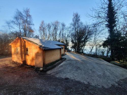. Log cabin on the lake - Sleeps 4 & jacuzzi