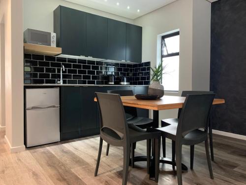 Coral Wood Self Catering Suites and B&B – East London, IA