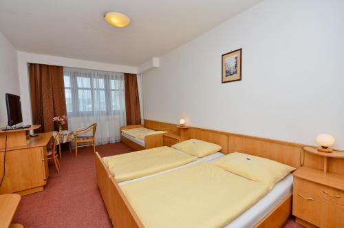 1 queen bed, 1 twin bed