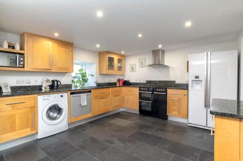 Cocina, Riverside Cottage with wood fired hot tub in Cairngorms in Ballater