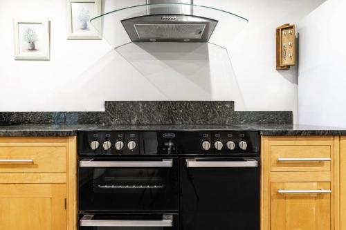 Cocina, Riverside Cottage with wood fired hot tub in Cairngorms in Ballater