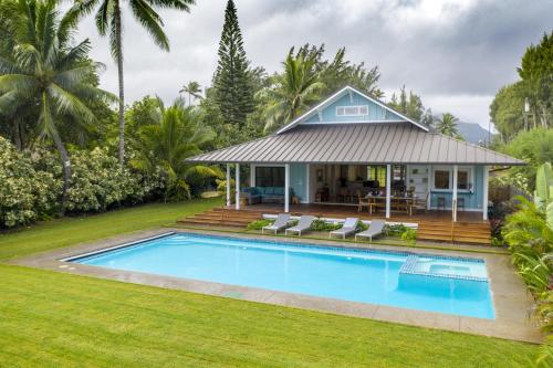 Gorgeous Renovated 1937 Plantation Style Beach House 50 Steps to the Center of the Beach home