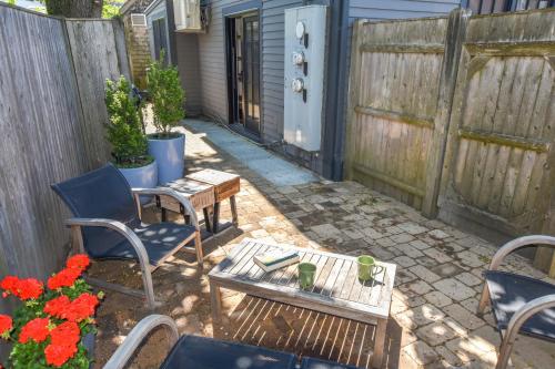 111 Newly Updated Bradford St Condo with Private Patio AC Gas Fireplace Steps to Center of Town - main image