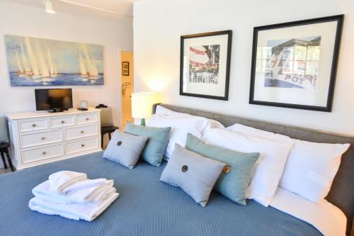 111 Newly Updated Bradford St Condo with Private Patio AC Gas Fireplace Steps to Center of Town - image 2