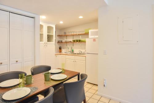 111 Newly Updated Bradford St Condo with Private Patio AC Gas Fireplace Steps to Center of Town - image 7