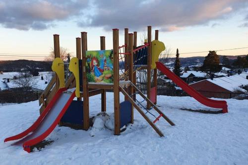 Koselig leilighet med hage og terrasse med utsikt.