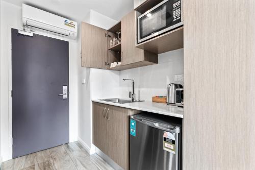 Kitchen, Seranin Gordon in Upper North Shore