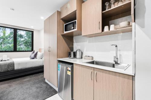 Kitchen, Seranin Gordon in Upper North Shore