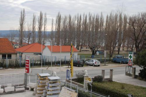 Apartments with a parking space Omis - 5246