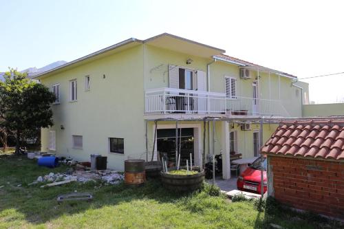  Apartments with a parking space Omis - 5246 in Omiš