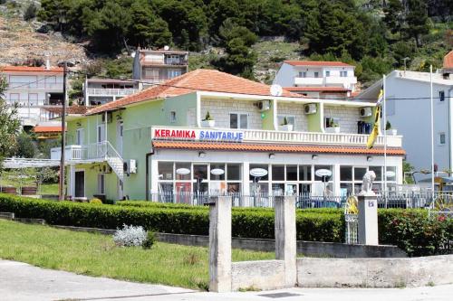  Apartments with a parking space Omis - 5246 in Omiš