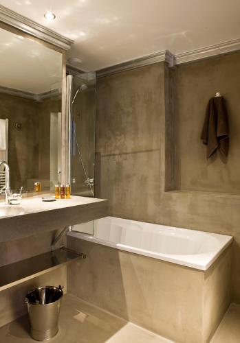 1 queen bed, 2 bunk beds