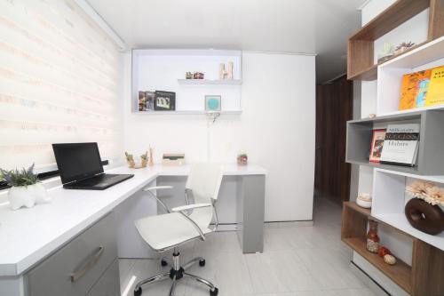 Cozy Apt with Office - 30' from the AIRPORT