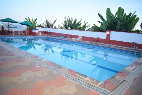 בריכת שחיה, Meru Slopes Hotel in מרו