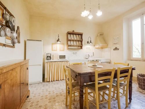 Appealing Holiday Home in Cantagrillo with Swimming Pool - image 7