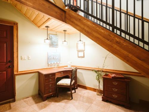 Maria's Creekside B&B - 출입구