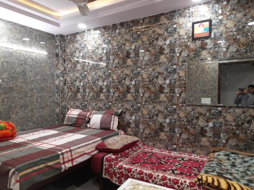 92,121, 74, 700 Cream location posh lajpat nagar luxury room private flat with attached kitchen ready with gas and all utensils and washroom, Android tv, wifi fully furnished