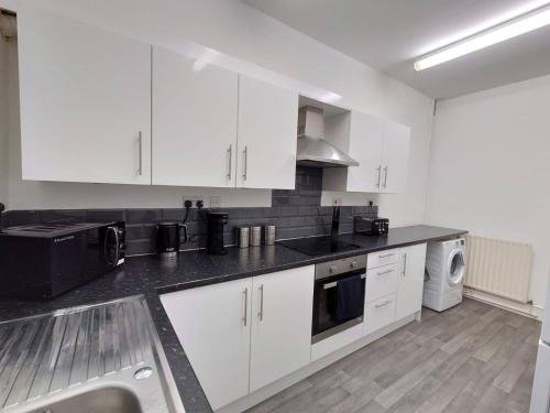 C Amazing 5 Bed Sleeps 7 For Worker or Families by Your Night Inn Group
