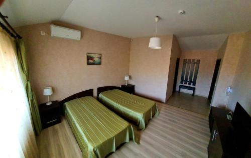 2 twin beds