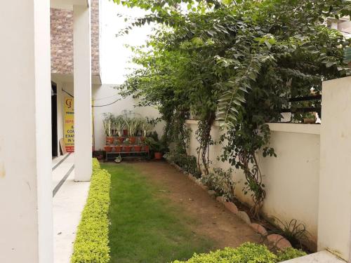 Anubhav, The Experience