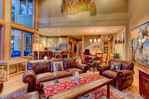Twin Pines Apartment - image 5