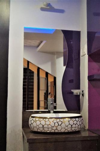 DORA HOUSE – Calcutta, LA