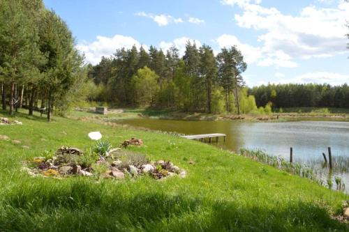 . hut in the mid. of nowhere + priv pond+3 ha