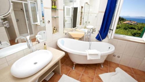 ห้องน้ำ, Villa Angelina Supetar in มีร์ซา