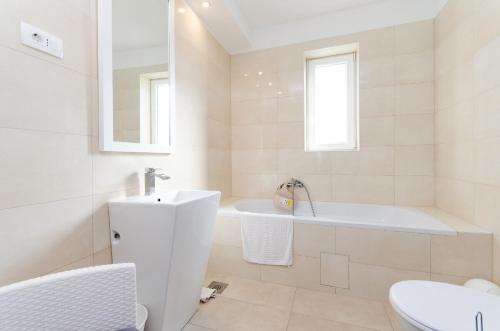 Three-Bedroom Holiday Home  image 4