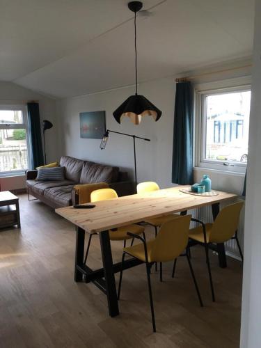 chalet 619 aan het bergumermeer op 5 sterren camping