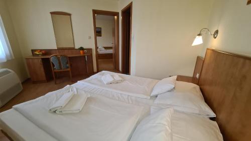 1 queen bed, 2 twin beds, 1 sofa bed