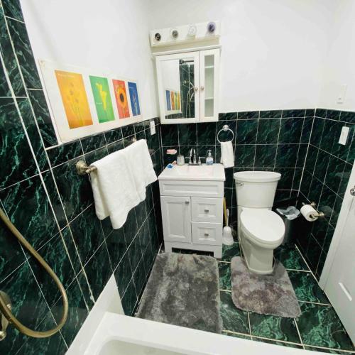 Room in Guest room - 7privateroom Jacuzzimassage Sitparking15mins2ny in North Bergen, USA